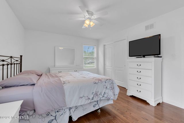 32 Bowline Street, Beachwood, NJ 08722