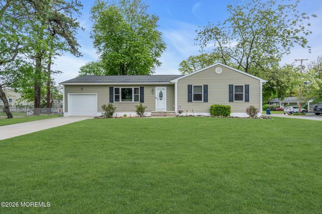32 Bowline Street, Beachwood, NJ 08722