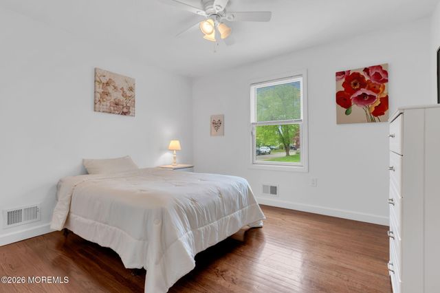 32 Bowline Street, Beachwood, NJ 08722