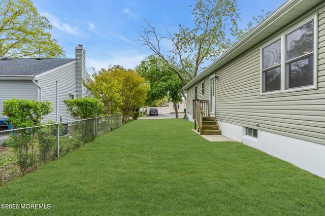 32 Bowline Street, Beachwood, NJ 08722