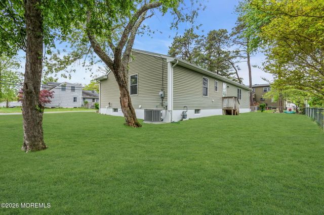 32 Bowline Street, Beachwood, NJ 08722