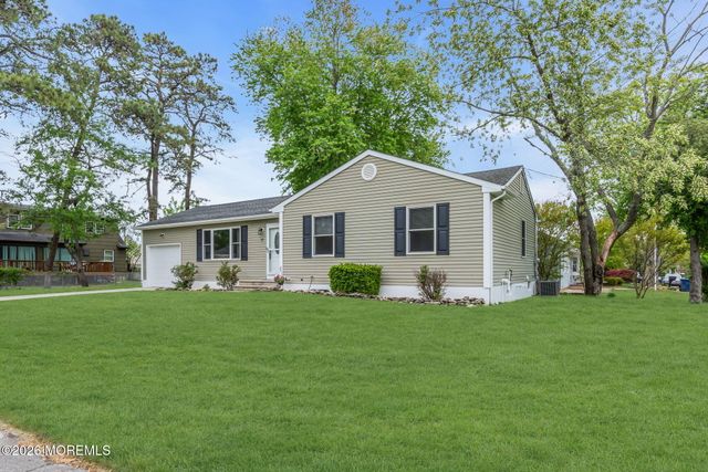 32 Bowline Street, Beachwood, NJ 08722
