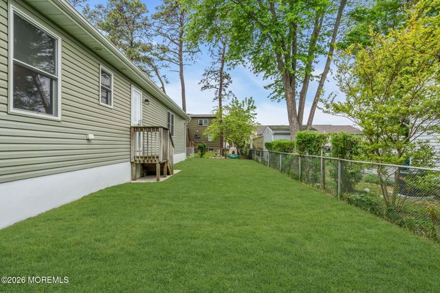 32 Bowline Street, Beachwood, NJ 08722