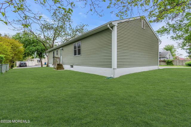 32 Bowline Street, Beachwood, NJ 08722