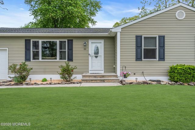 32 Bowline Street, Beachwood, NJ 08722