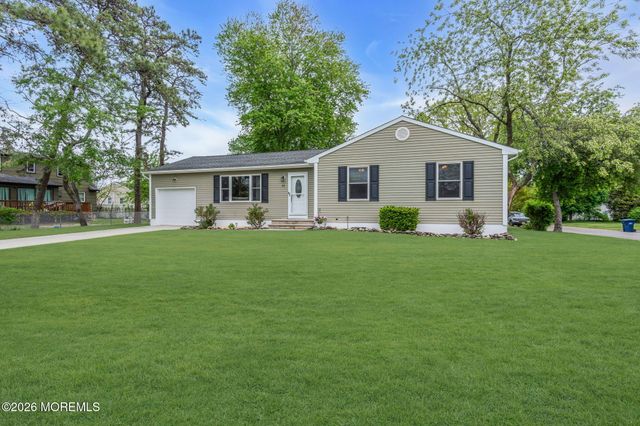 32 Bowline Street, Beachwood, NJ 08722