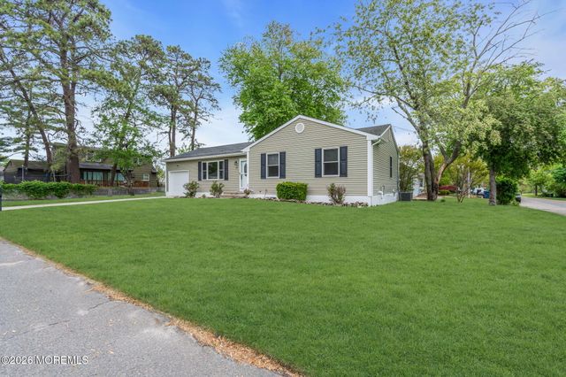 32 Bowline Street, Beachwood, NJ 08722