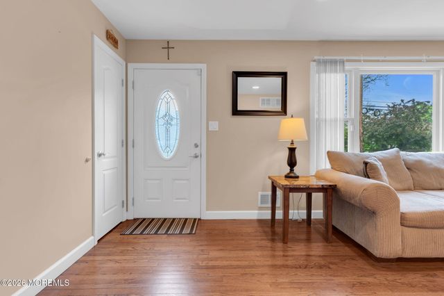 32 Bowline Street, Beachwood, NJ 08722