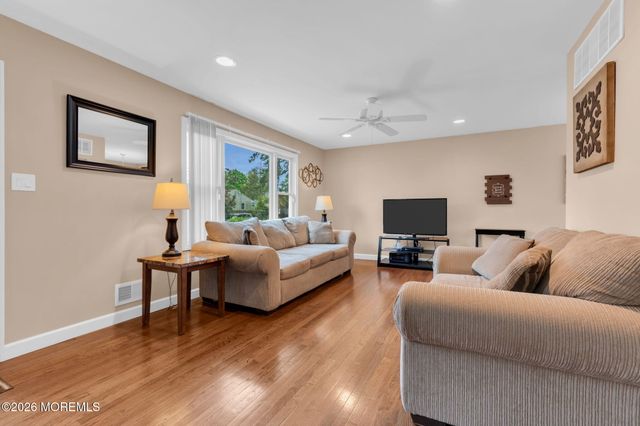32 Bowline Street, Beachwood, NJ 08722