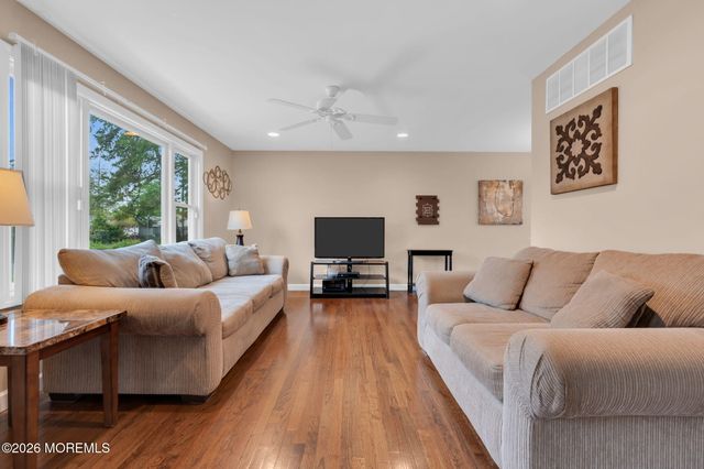 32 Bowline Street, Beachwood, NJ 08722