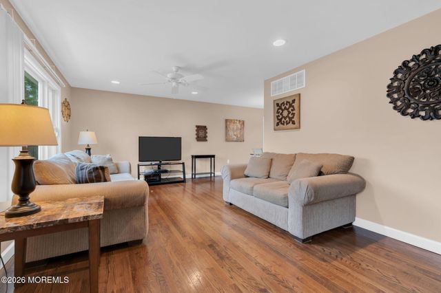 32 Bowline Street, Beachwood, NJ 08722