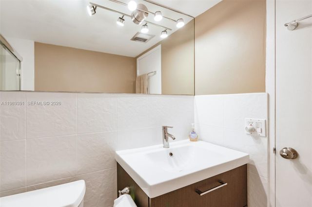 1936 S Ocean Dr 2D, Hallandale Beach, FL 33009