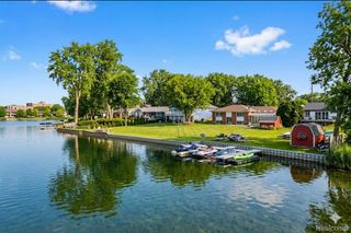 915 James K Boulevard, Sylvan Lake, MI 48341