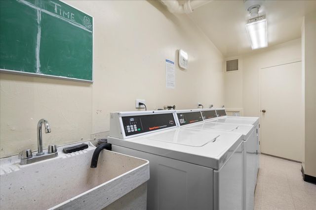 7141 N Kedzie Avenue 511, Chicago, IL 60645
