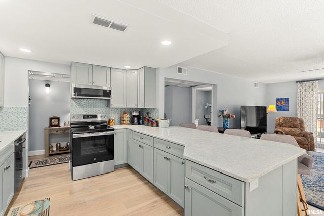 906 W Loire Ct Apt 2A, Peoria, IL 61614