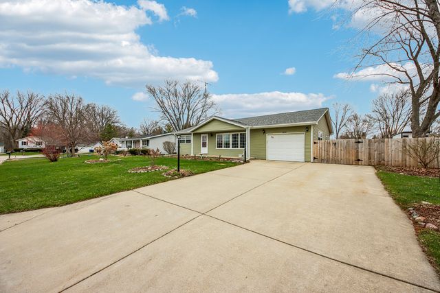 1618 Pine Trail, Sycamore, IL 60178