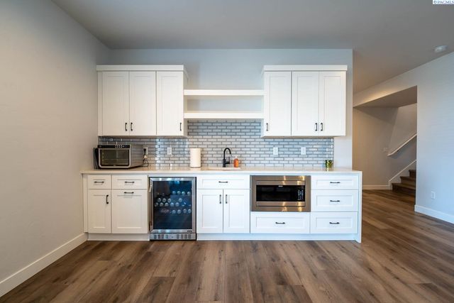 7060 Ithaca Street, West Richland, WA 99353