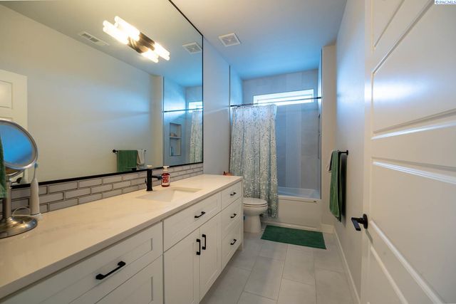 7060 Ithaca Street, West Richland, WA 99353