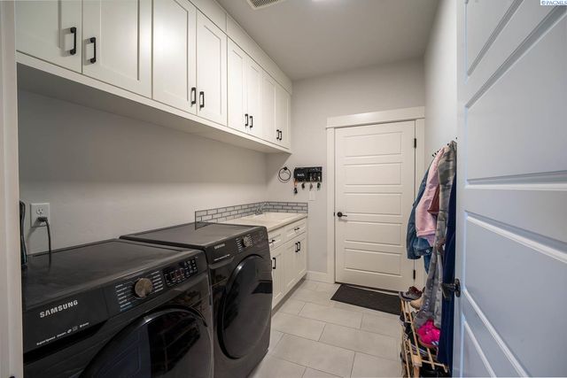 7060 Ithaca Street, West Richland, WA 99353