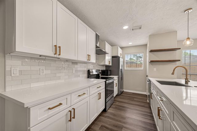 4714 39th Street E, Dickinson, TX 77539