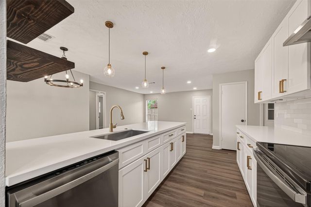 4714 39th Street E, Dickinson, TX 77539