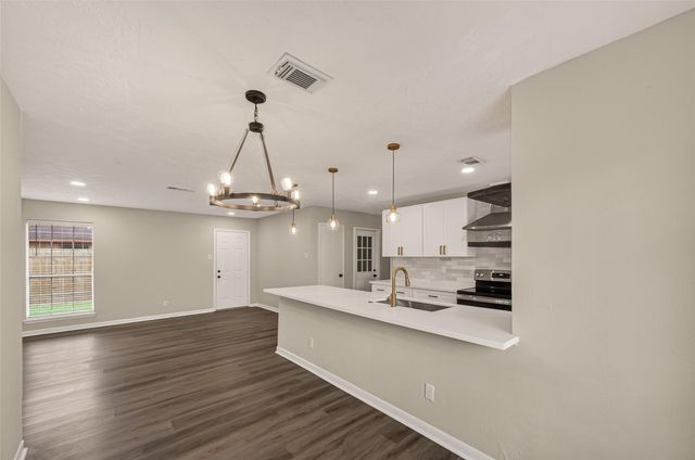 4714 39th Street E, Dickinson, TX 77539