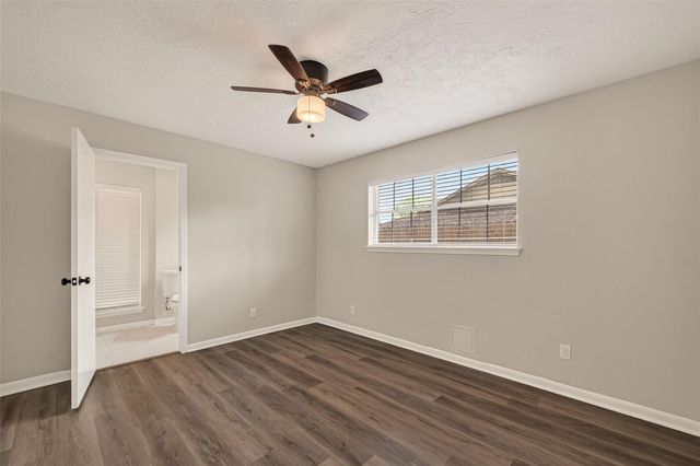 4714 39th Street E, Dickinson, TX 77539