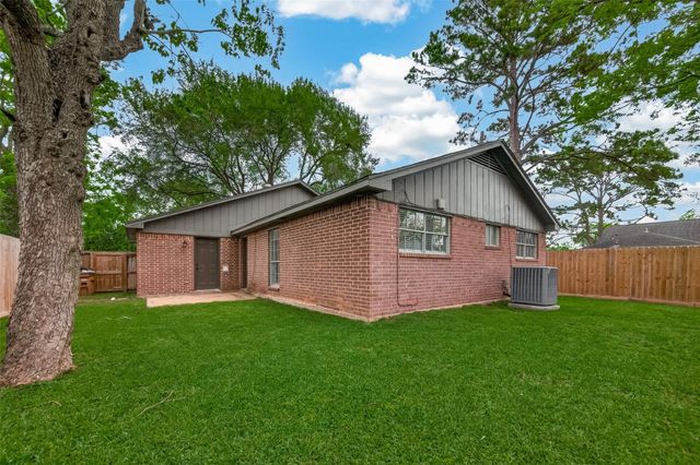 4714 39th Street E, Dickinson, TX 77539