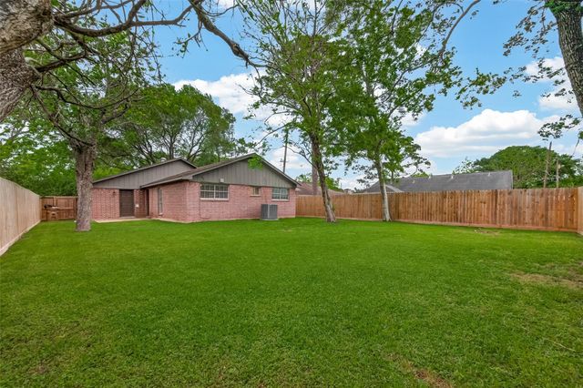 4714 39th Street E, Dickinson, TX 77539