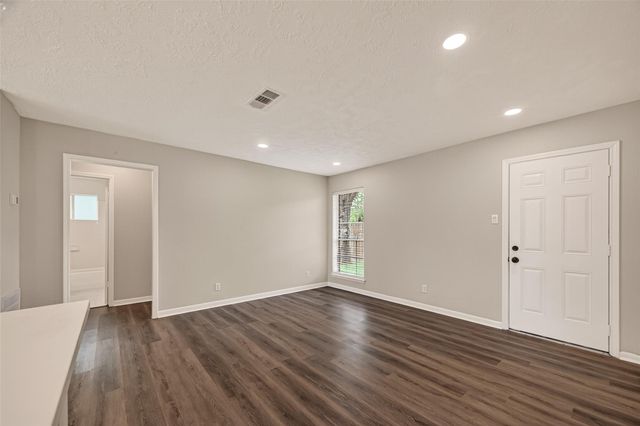 4714 39th Street E, Dickinson, TX 77539