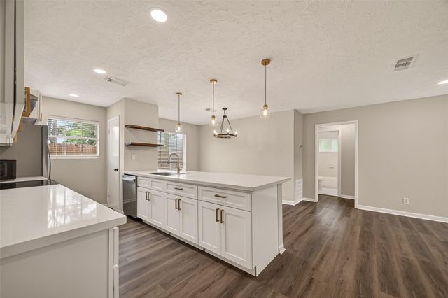 4714 39th Street E, Dickinson, TX 77539