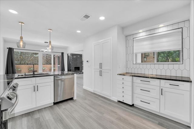 1916 Shorewood Drive, Grapevine, TX 76051