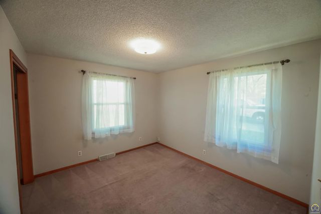 3525 SE Croco RD, Topeka, KS 66605