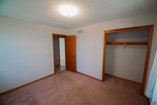 3525 SE Croco RD, Topeka, KS 66605