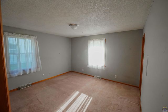 3525 SE Croco RD, Topeka, KS 66605