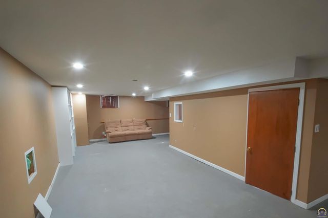3525 SE Croco RD, Topeka, KS 66605