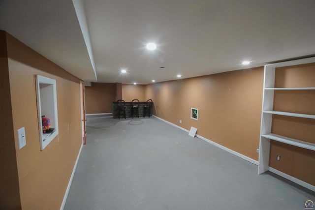 3525 SE Croco RD, Topeka, KS 66605