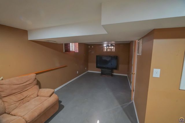 3525 SE Croco RD, Topeka, KS 66605