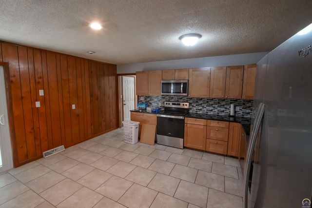 3525 SE Croco RD, Topeka, KS 66605