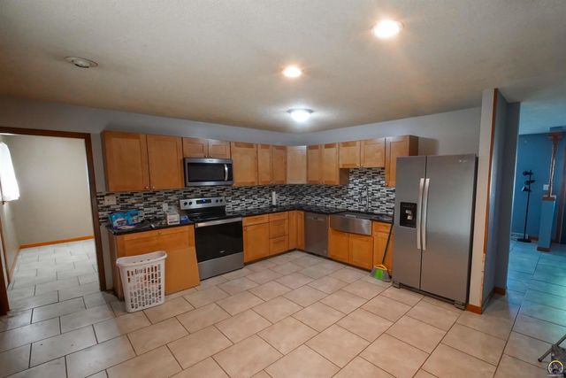 3525 SE Croco RD, Topeka, KS 66605
