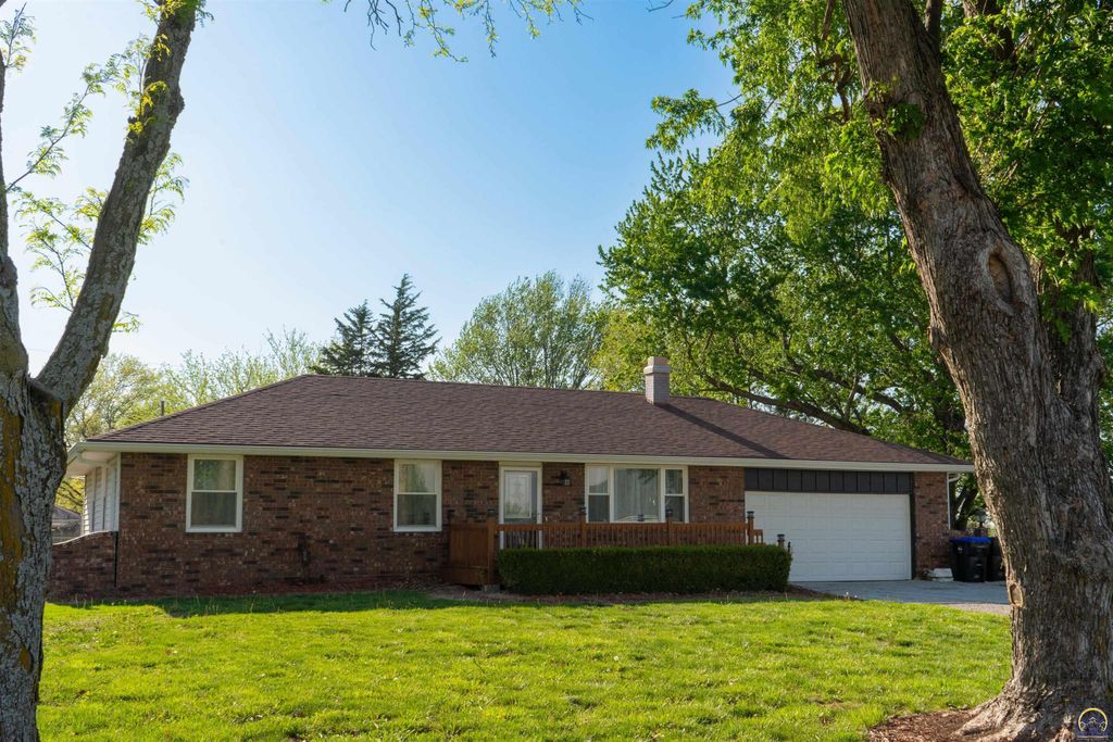 3525 SE Croco RD, Topeka, KS 66605