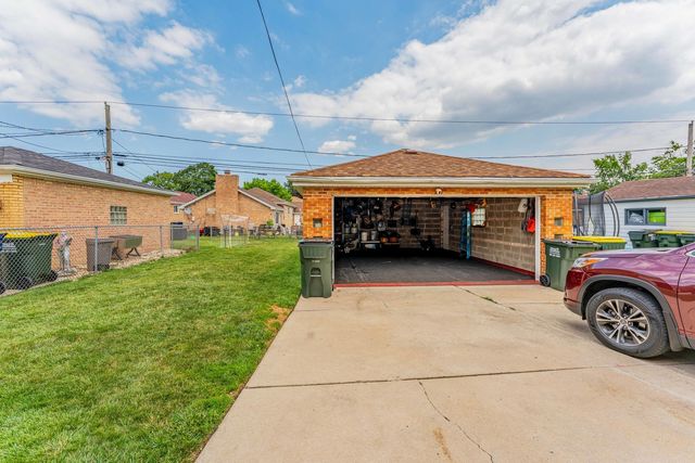 9327 S Avers Avenue, Evergreen Park, IL 60805