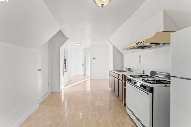 811 W Grand Ave, Oakland, CA 94607