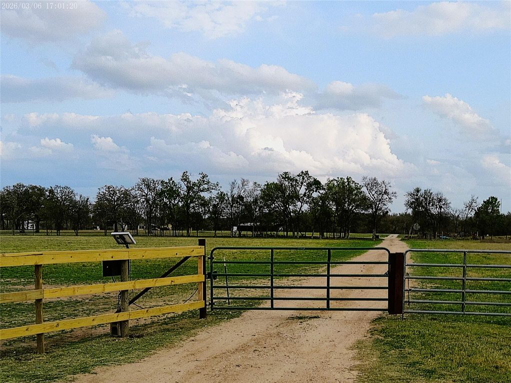 1042 Los Ranchitos RD, Cameron, TX 76567