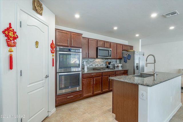 7598 E Kinnison Wash Loop, Tucson, AZ 85730