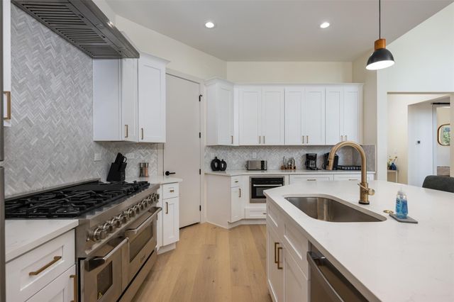 1301 Scenic CIR, Spicewood, TX 78669