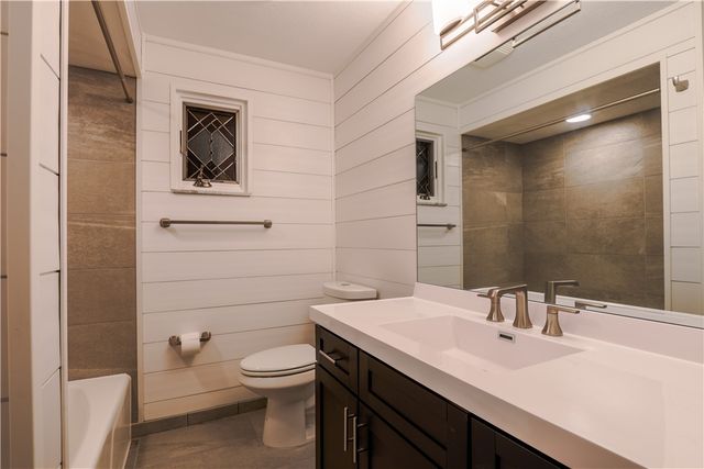 138 Green Dr, Pleasant Hills, PA 15236