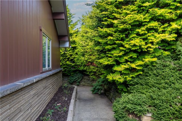 138 Green Dr, Pleasant Hills, PA 15236