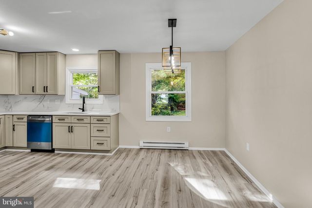 6054 EDWARD DR, Mechanicsburg, PA 17050