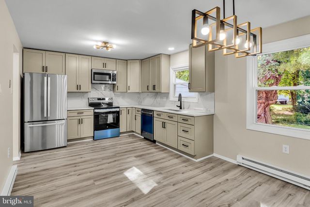 6054 EDWARD DR, Mechanicsburg, PA 17050